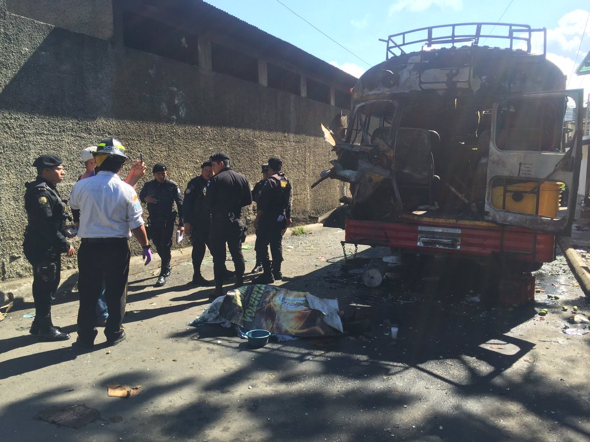 NOTI_SANJOSE's tweet photo. Terrorismo En #SanJosePinula | Bombazo en 3C 6Av Z4 deja mas de 10 heridos y 1 fallecido. Foto @BVoluntariosGT https://t.co/Krv884XfGf