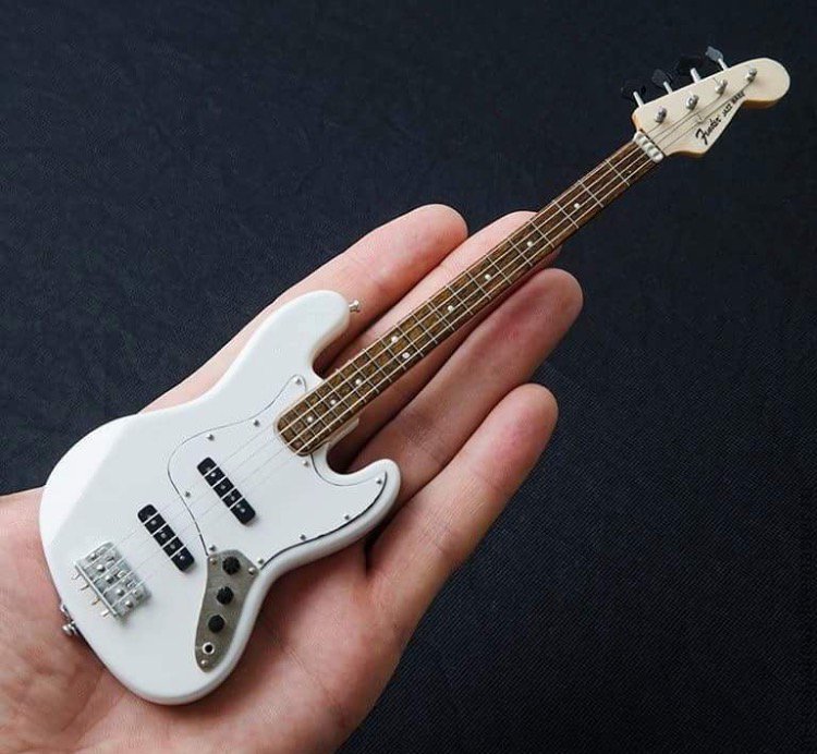 basslinesmatter's tweet photo. Pocket-sized low end, good for any occasion :) #basslinesmatter #sundayfunday - https://t.co/vbx2rZIQp9