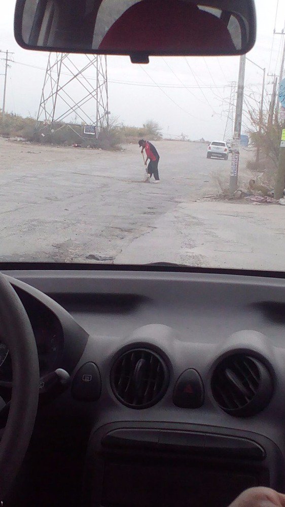 Los colonos hacen lo que las autoridades municipales no hacen bachar las calles
En Cosmopolis, Apodaca, Av. Tierra