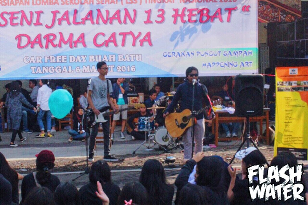 flashwater's tweet photo. Keramaian tadi pagi di #carfreeday buah batu di acaranya SMP 13 Bandung .. Hatur nuhun #smp13bandung #poppunk #part2 https://t.co/lnxteBkaTm