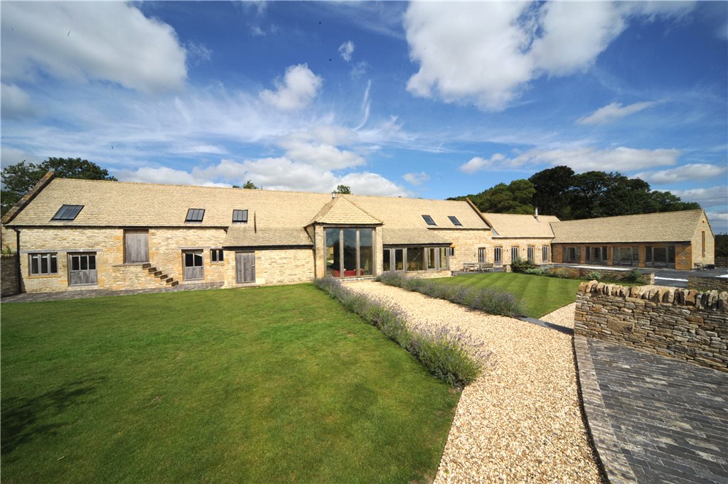 struttandparker's tweet image. #PropertyoftheDay Would you like an art gallery with your dream #Cotswolds barn conversion? search.struttandparker.com/residential/st…