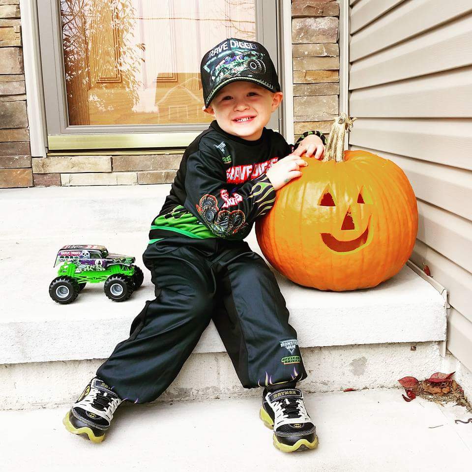 shanfrawl's tweet photo. @MonsterJam... A driver in the making. He just loves gravedigger.....to the extreme 👍💚 https://t.co/A88hGRCWXB