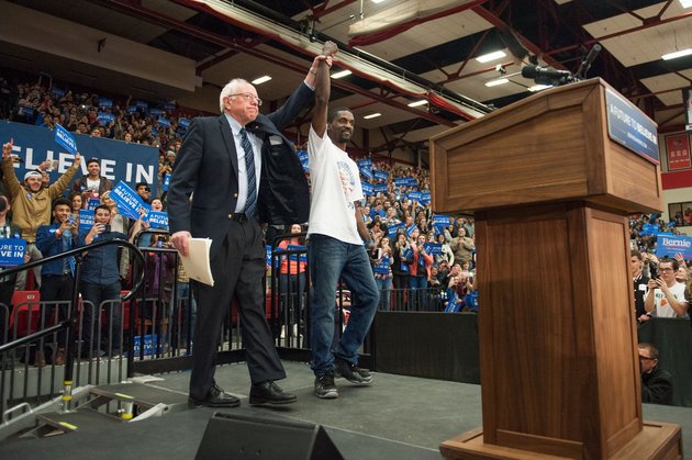 MontreMissouri's tweet photo. Why #Ferguson activists voting for #BernieSanders https://t.co/eRIPs1EEH6 #NotAFirewall #BlackVotesMatter #BLM https://t.co/TxOnWYjWHh