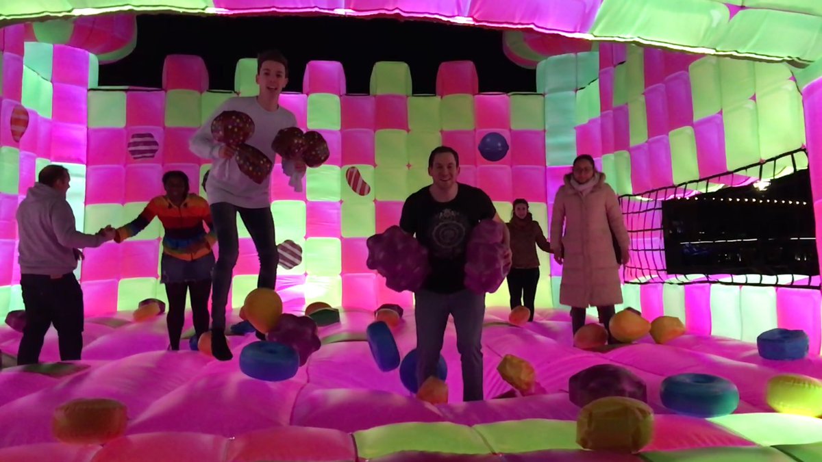 JeronimoQ13's tweet photo. Great evening the other day with @lewiilewiilewii @CandyCrushJelly #BouncinghamComp #BouncinghamPalace https://t.co/LeVQ4c73iz