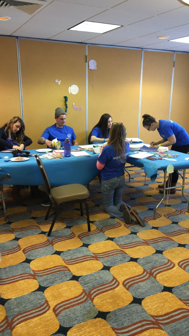 Members crafting with some tiny, future scuba divers at the second day of the #BostonSeaRovers conference 💦