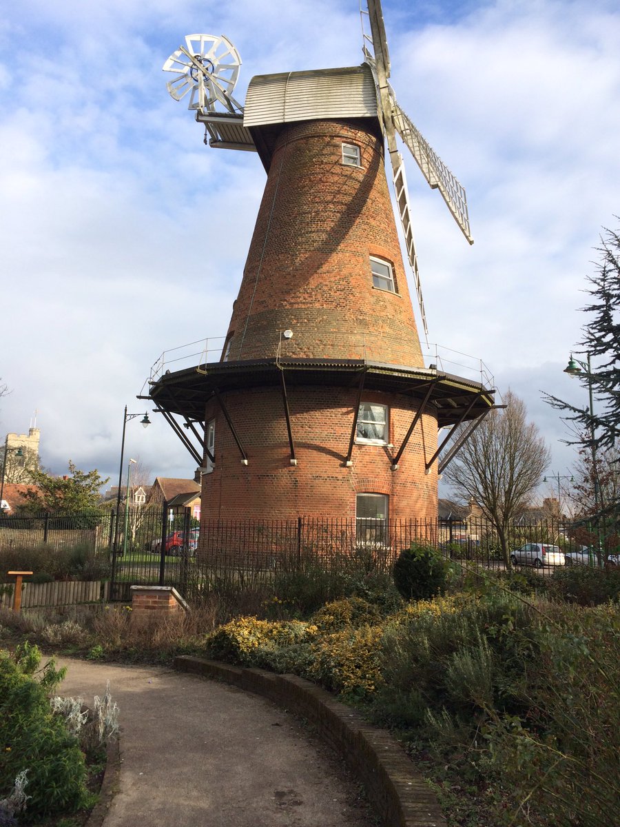 LadyTinTops's tweet photo. Have had a lovely afternoon out walking with @TinTopsuk #RayleighWindmill https://t.co/OimWRPOlW7