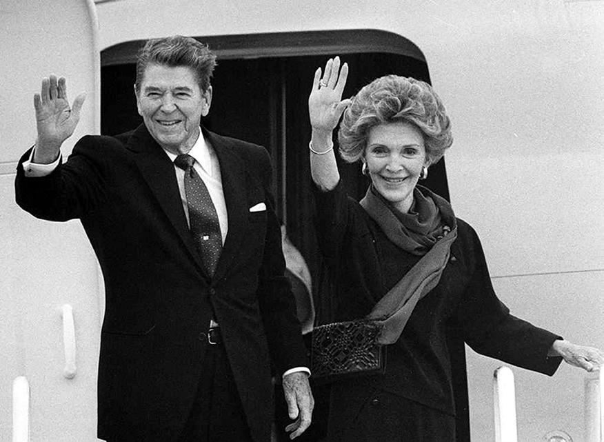 Corriere's tweet photo. E' morta Nancy Reagan, ex first lady Usa - https://t.co/iBwlh7rVj0 https://t.co/VWMWbHzAU8