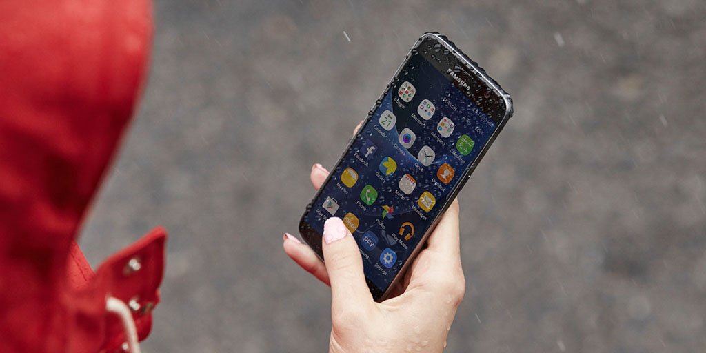 SamsungMobileUS's tweet image. *Starts pouring*
*Puts hood on*
*Takes #GalaxyS7 out*
*No umbrella required*