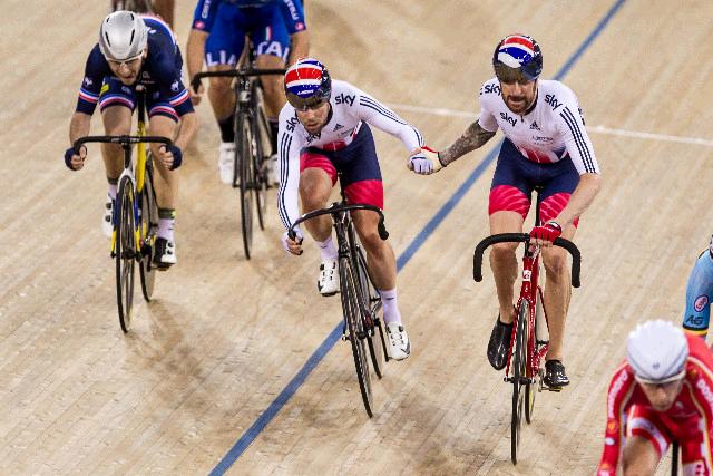 TeamGB's tweet image. Wiggins and @MarkCavendish are right in the medal hunt in this madison. Come on boys! #Backthe Brits #TWC2016 👍