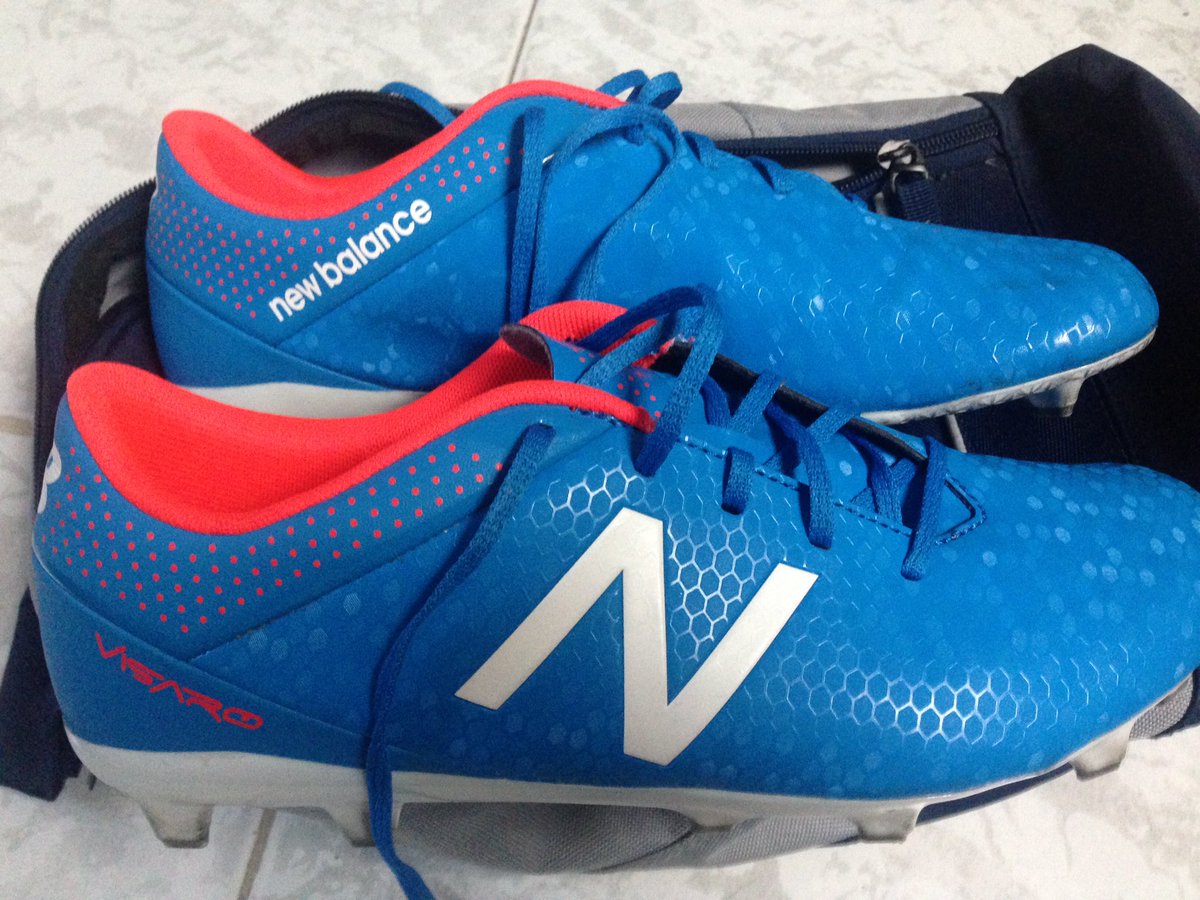 Gran partido hoy de @AthenakosFC estrenando botas nuevas regalo de dos grandes <a href="/Fueradelocomun/">Javi</a> <a href="/Sorribas14/">Sorri</a>