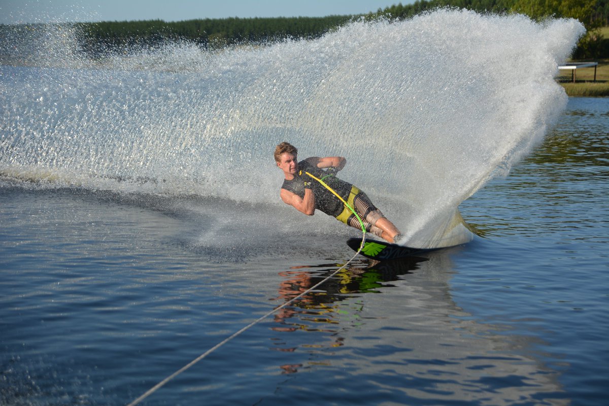 skitrav's tweet image. Can sure turn hard! Loving my new @HOSports V-Type R! #hoskis