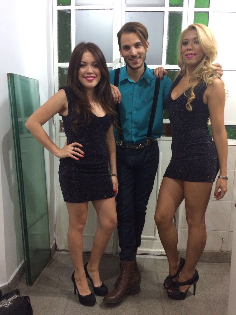 leobarranou's tweet photo. Anoche antes de salir a pista con incovers party band! Con estas dos potencias! Carly y moorine https://t.co/dCQXY7i5Ly