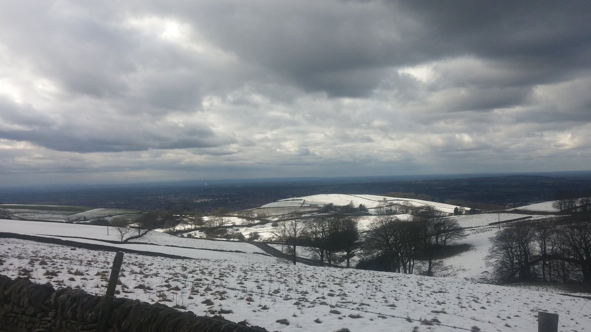Pocolow's tweet image. Not a bad view from above #Macclesfield up in the #snowfields