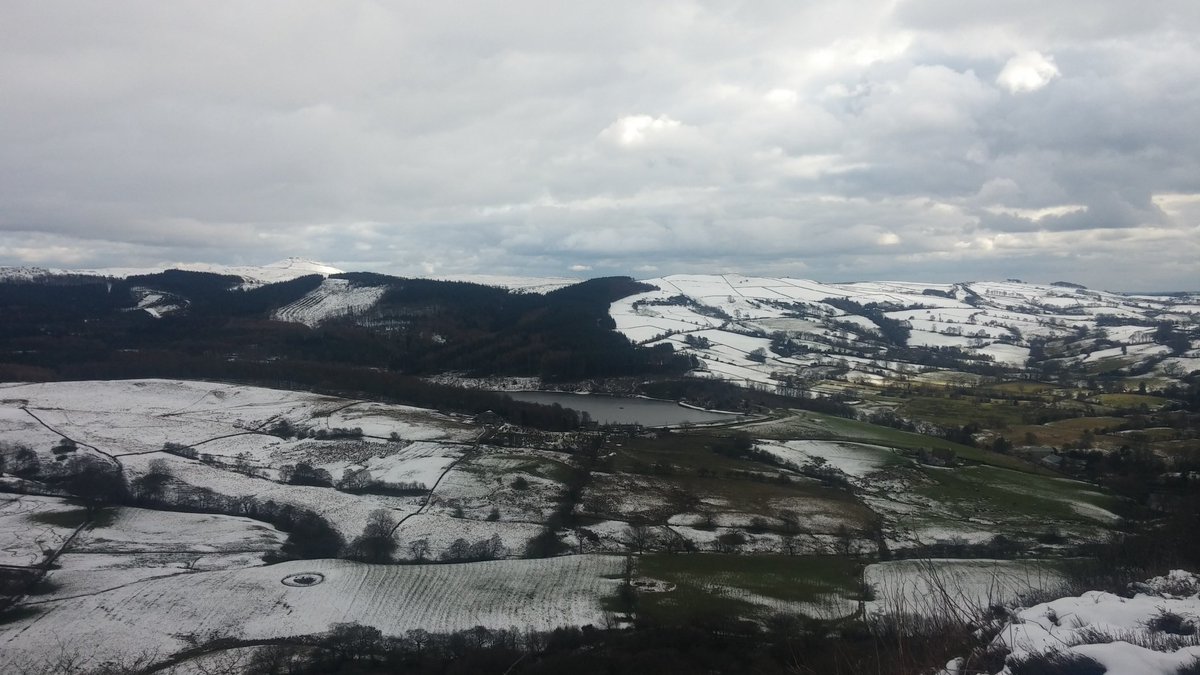 Pocolow's tweet image. Not a bad view from above #Macclesfield up in the #snowfields