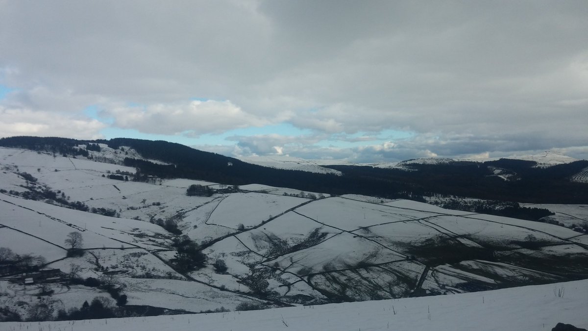Pocolow's tweet image. Not a bad view from above #Macclesfield up in the #snowfields