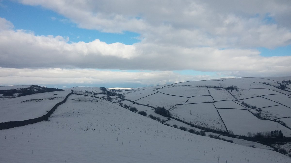 Pocolow's tweet image. Not a bad view from above #Macclesfield up in the #snowfields