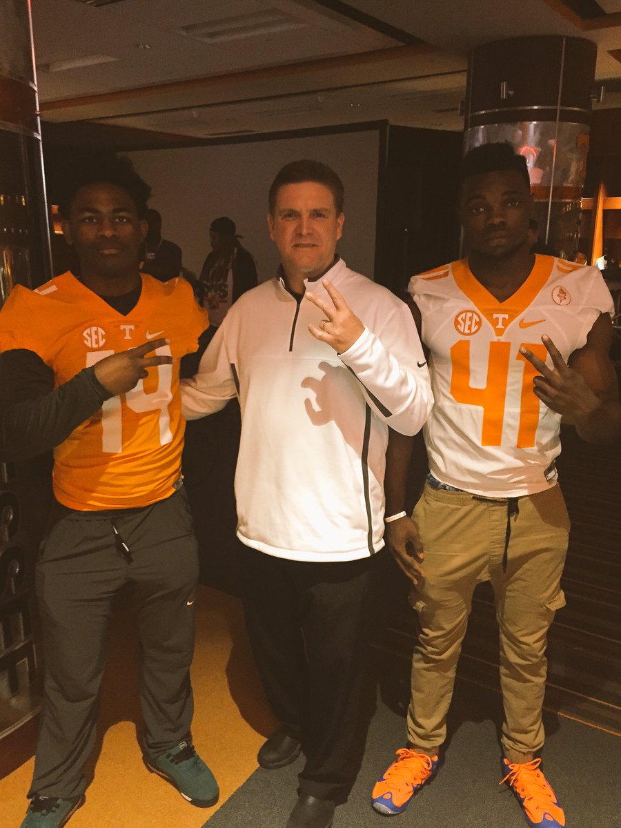 wpouncey's tweet photo. @chrisrossprops &amp; @14ThatBoi  w/ @UTCoachBobShoop at Vols Jr day! @AL7AFootball @AL_Recruiting @AndrewJBone https://t.co/Pt8EkFpAOf