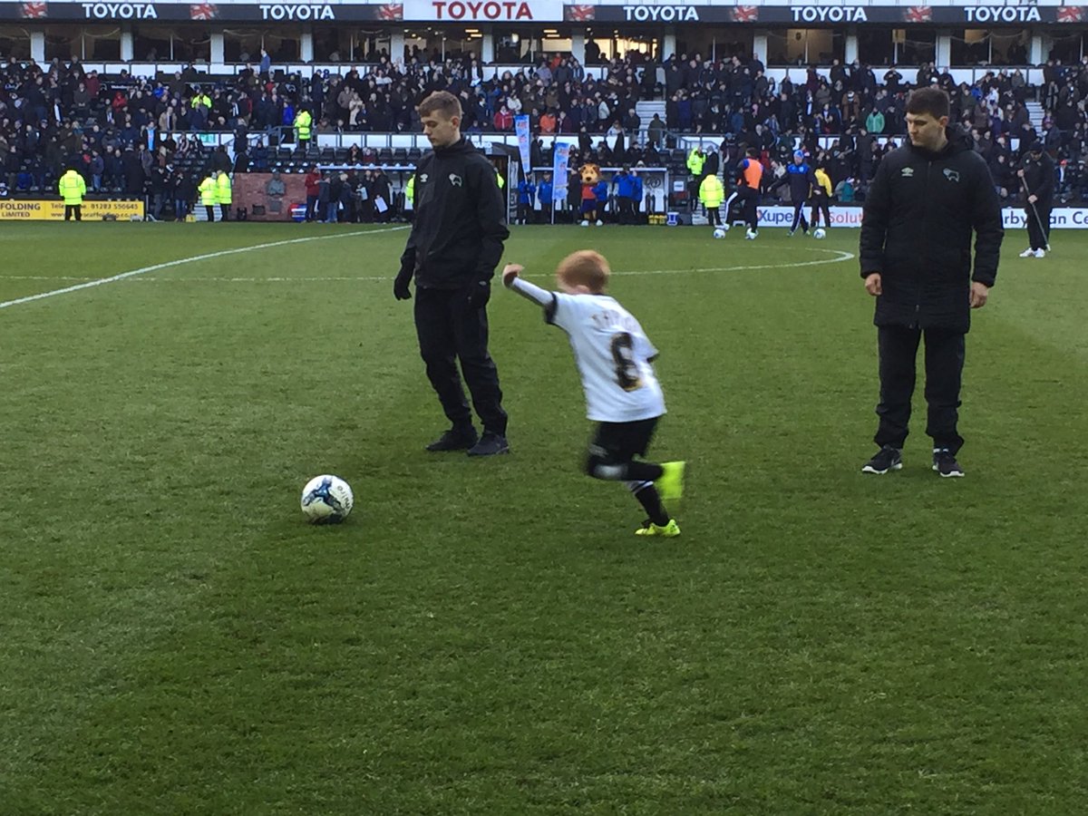 colyt79's tweet photo. @mickyjoe79 @doyler79 a few more snaps , Scott Carson ex Liverpool keeper and he met Tom ince https://t.co/mGmcP3hGB4