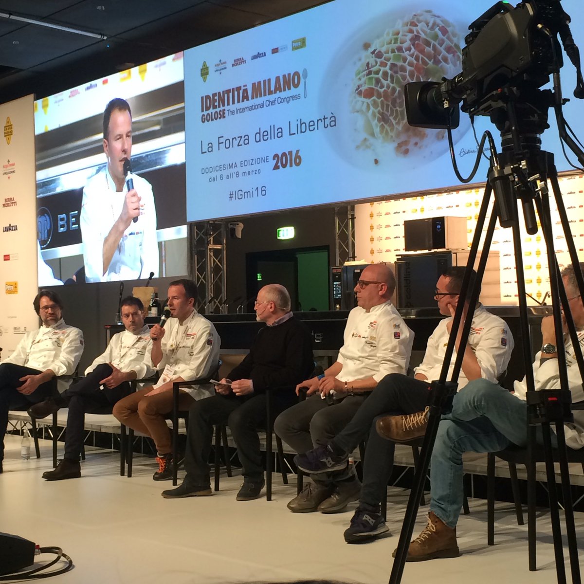 AlessiaSaro's tweet photo. "La qualità del lavoro deriva dalla qualità del pensiero"La frase più bella di oggi è di @SimonePadoan #IGmi16 https://t.co/DzdS88RXB8