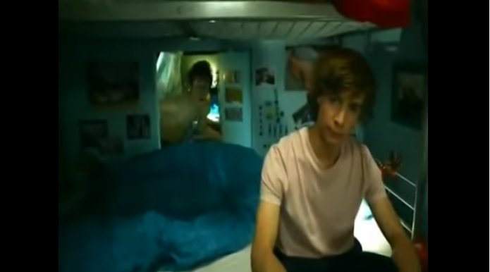 Ronfleks's tweet image. Nous sommes en 2016, on est en droit de se demander si le mec de la pub Jeunes et limités a enfin des poils ou non