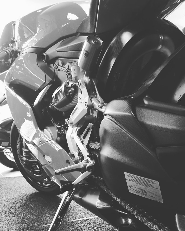 ducaticlothing's tweet photo. Name this bike? Which motorbike is this? Anybody own one of these beauty's? #motorbike #nameit #Ducati #justforfun https://t.co/uucWjeuzOt