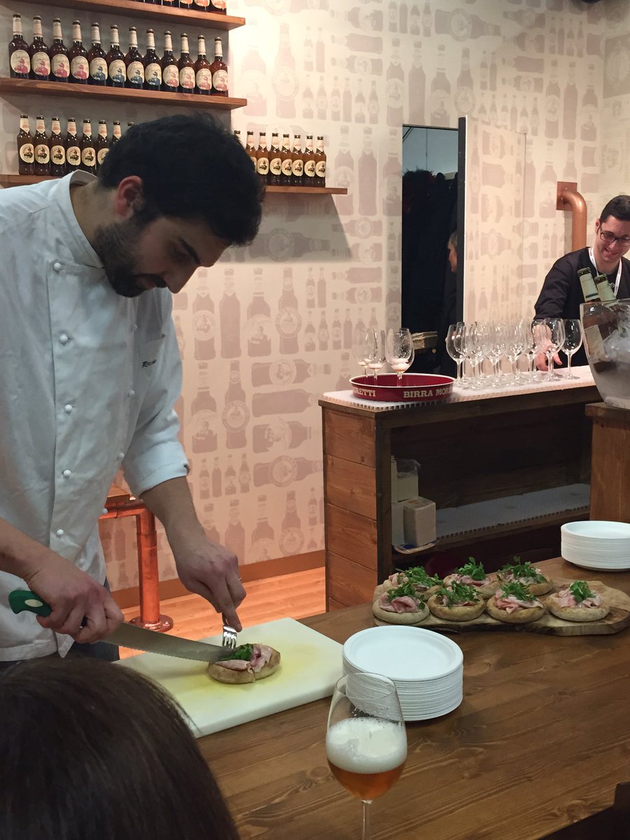 ilaria_zaminga's tweet image. Grazie a @rikigaspari per l'#aperitivo perfetto con #pizza e @Baffo_Moretti #LaBianca #IGmi16