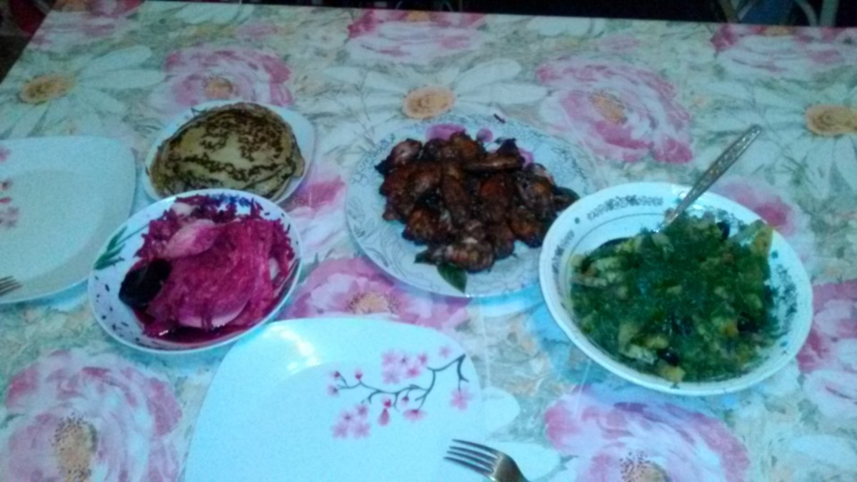 Sentekler's tweet image. Пора к столу.))