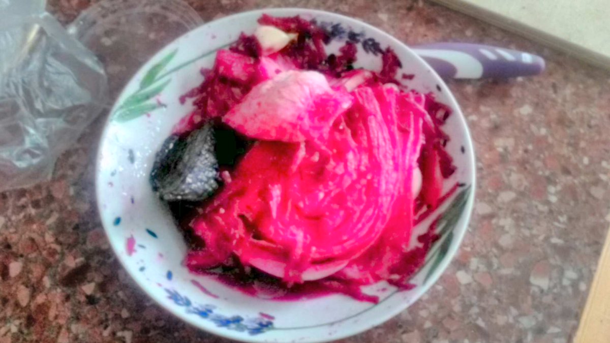 Sentekler's tweet image. Малосольная капуста.Куриные крылышки в винном соусе с специями, мёдом и грецким орехом. 
А я пока парюсь в бане.))