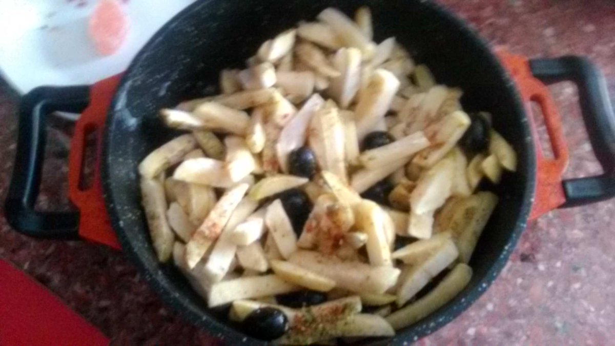 Sentekler's tweet image. Малосольная капуста.Куриные крылышки в винном соусе с специями, мёдом и грецким орехом. 
А я пока парюсь в бане.))