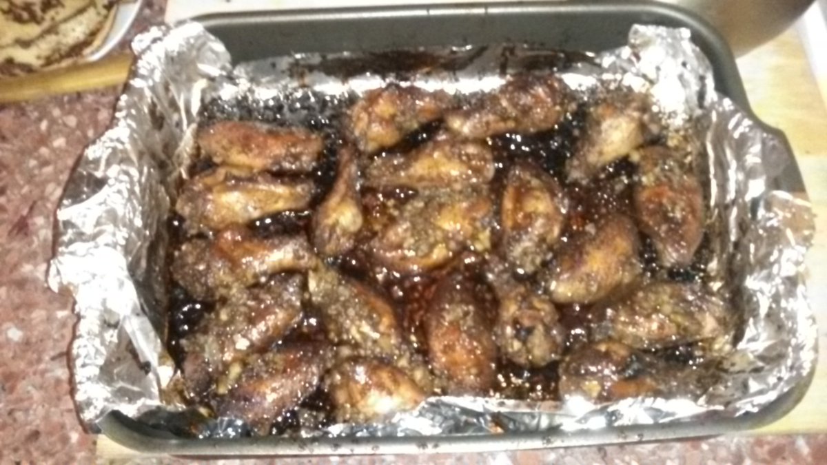 Sentekler's tweet image. Жареная картошка с оливками и укропом, крылышки в меловой глазури и красное вино.
Люблю красиво поесть.))