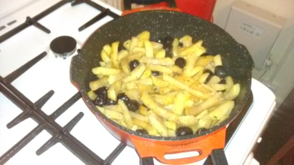 Sentekler's tweet image. Жареная картошка с оливками и укропом, крылышки в меловой глазури и красное вино.
Люблю красиво поесть.))