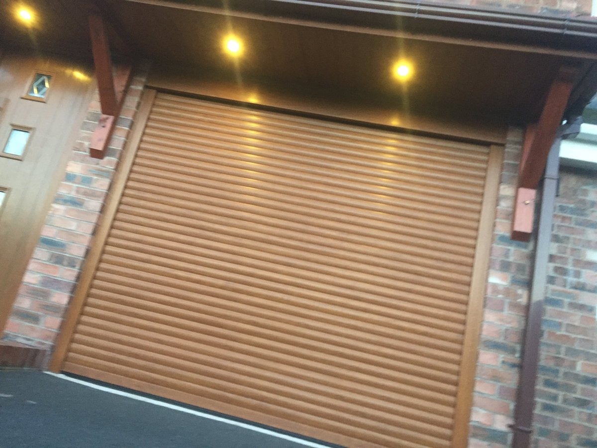 wallgatewindows's tweet image. Full transformation with all new Upvc facias, soffits, gutters, canopy, garage door, composite door, and Windows!