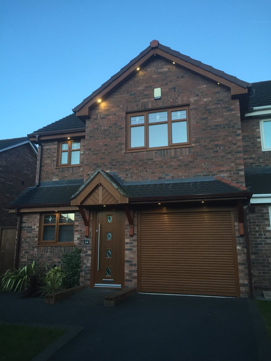 wallgatewindows's tweet image. Full transformation with all new Upvc facias, soffits, gutters, canopy, garage door, composite door, and Windows!