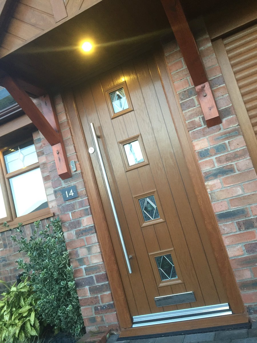 wallgatewindows's tweet image. Full transformation with all new Upvc facias, soffits, gutters, canopy, garage door, composite door, and Windows!