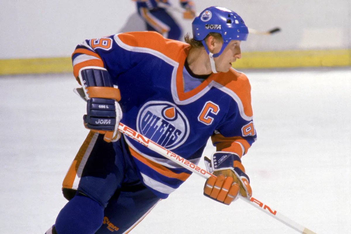 SportsCentre's tweet photo. UPDATE: Wayne Gretzky, Dale Hawerchuk to captain the alumni game at #HeritageClassic in Winnipeg #TSNHockey https://t.co/QACKmF4X5Q