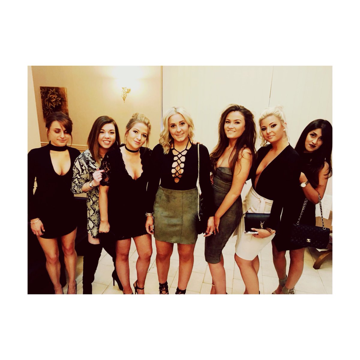 AmberPx_x's tweet photo. Best night with these girls and the others @FacesEssex ✌🏻️ https://t.co/d6a89zlPfn
