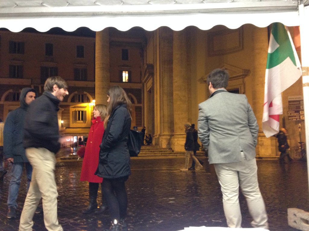 checcaromito's tweet photo. Noi siamo ancora qui #operativi, sotto la pioggia per le #primarieRoma @pdnetwork https://t.co/Z9ZIgRVtQi