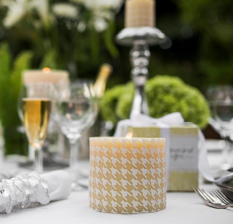 nl_candleco's tweet image. Outdoor Bali wedding featuring Natural Light Candles. ow.ly/Z62CA #reception #wedding #candles #luxury
