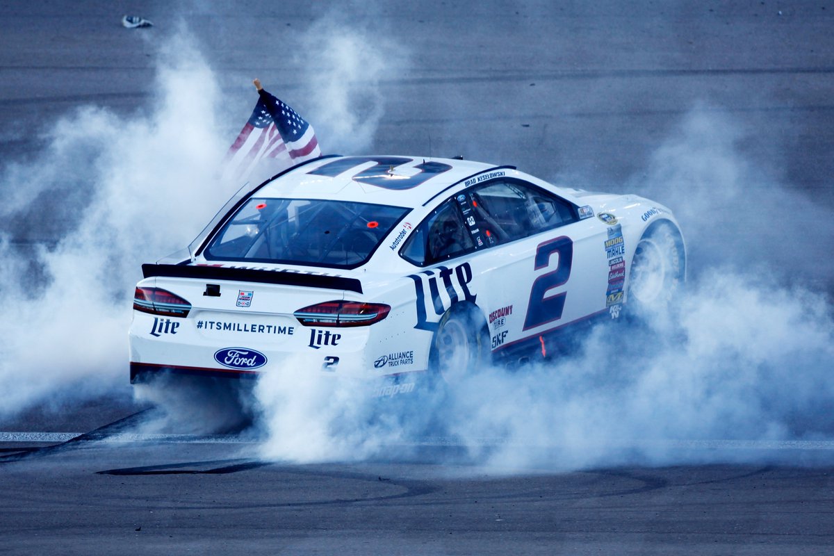 NASCAR's tweet photo. The art of the burnout, brought to you by @keselowski.

#Kobalt400 https://t.co/jeKwDCyyvJ