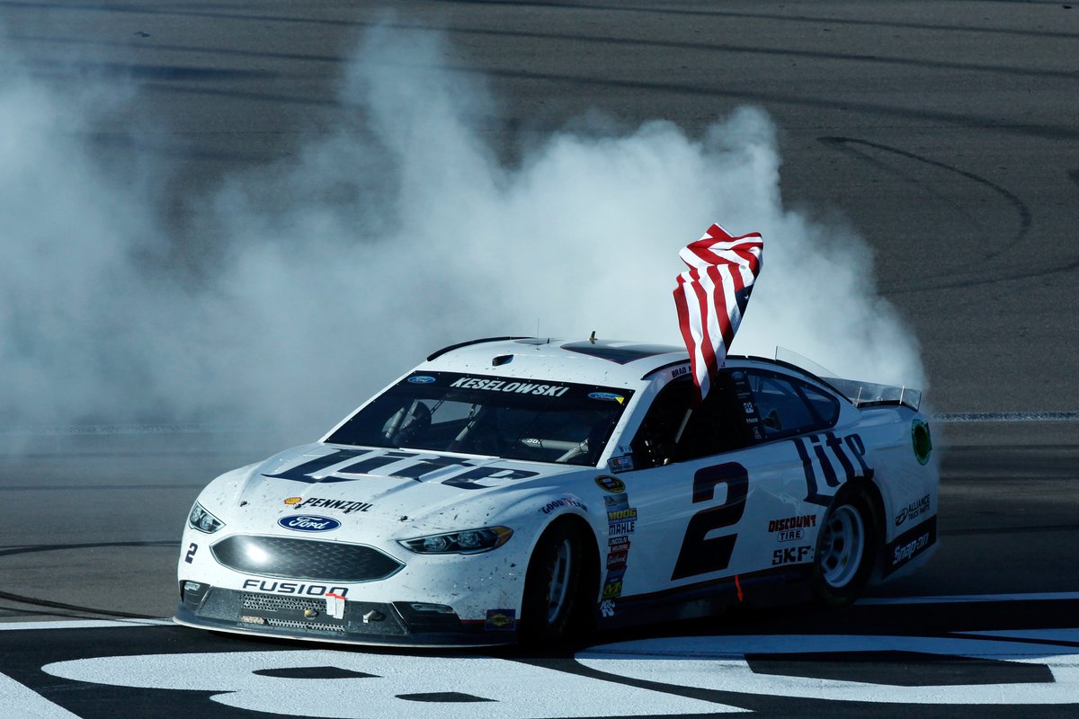 NASCAR's tweet photo. The art of the burnout, brought to you by @keselowski.

#Kobalt400 https://t.co/jeKwDCyyvJ
