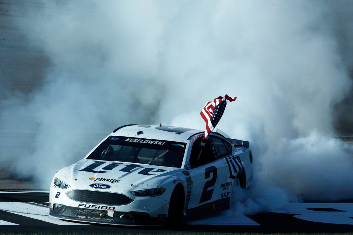 NASCAR's tweet photo. The art of the burnout, brought to you by @keselowski.

#Kobalt400 https://t.co/jeKwDCyyvJ