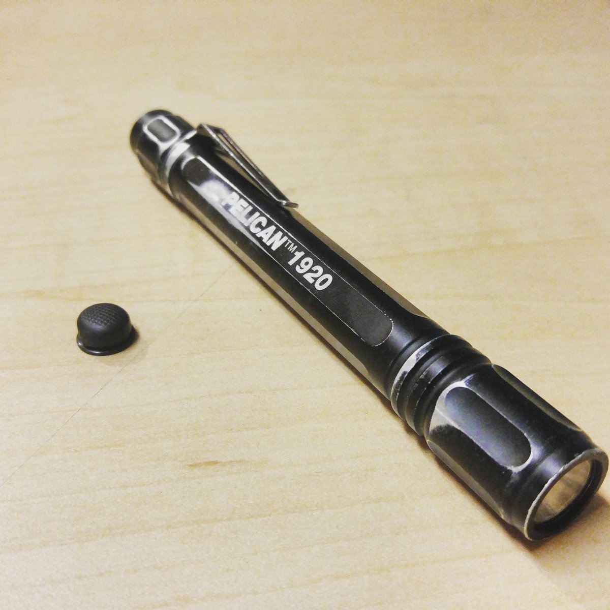 P_VaderBFLO's tweet image. This @PelicanProducts 1920 light has been my daily for over 2 years. Now this happened. Any help, #pelicanprogear?