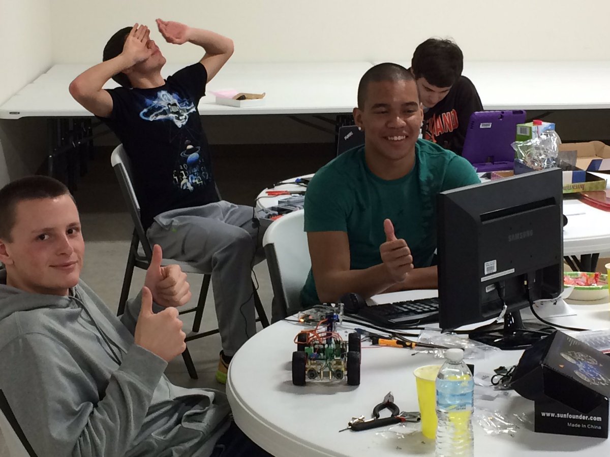 CS50xCCDS's tweet photo. @technected2you @CS50x #hackathon is full of great ideas &amp;energy! @NachoMSFT @DLloyd09 #CedarvilleHS @AngelaYake https://t.co/NNQr0G1XXh