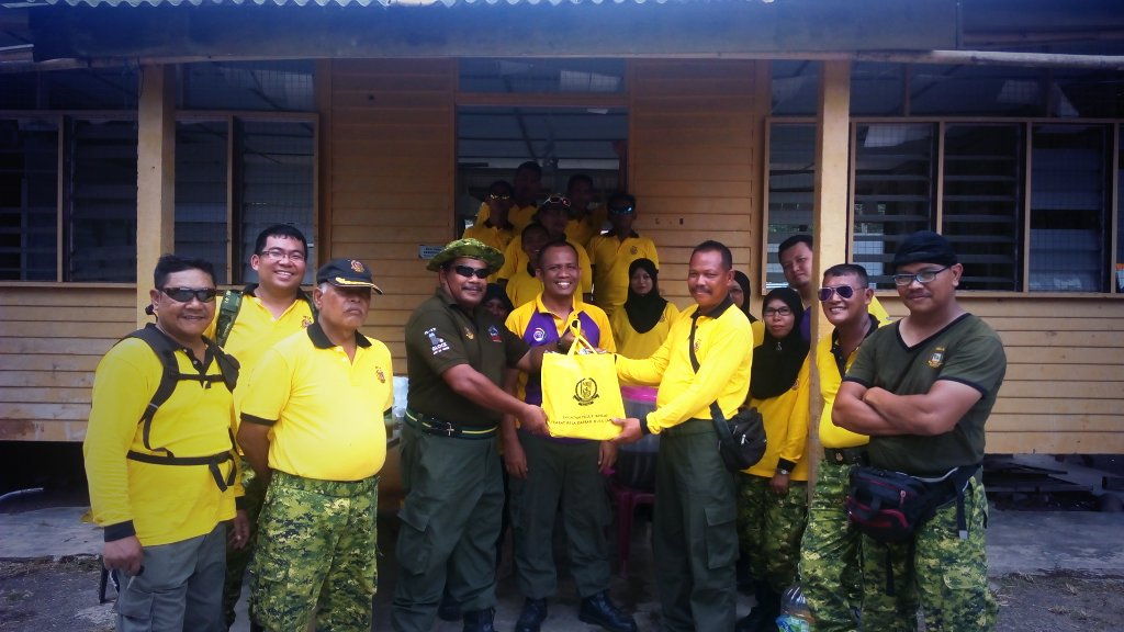 RT<a href="/RELAHULULANGAT/">RELA DAERAH HULU LANGAT</a>: Pengagihan pakaian seragam kpd Anggota <a href="/Oprelax/">Azhari</a> <a href="/relaselangor/">RELA Negeri Selangor</a> "