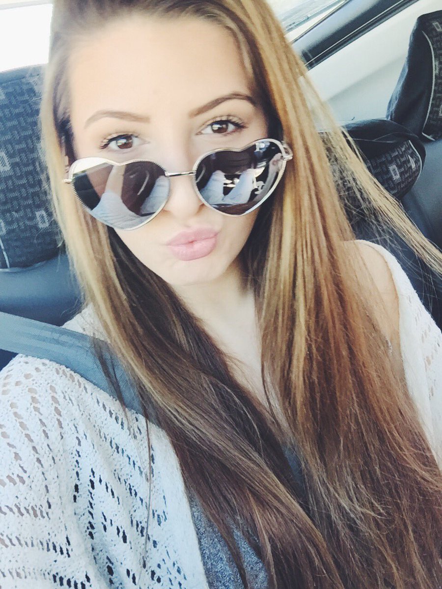 emmacakecup's tweet photo. Vous pouvez admirer dans le reflet de mes lunettes mes bébés dauphins 🐬 https://t.co/9Jedfe6wpX