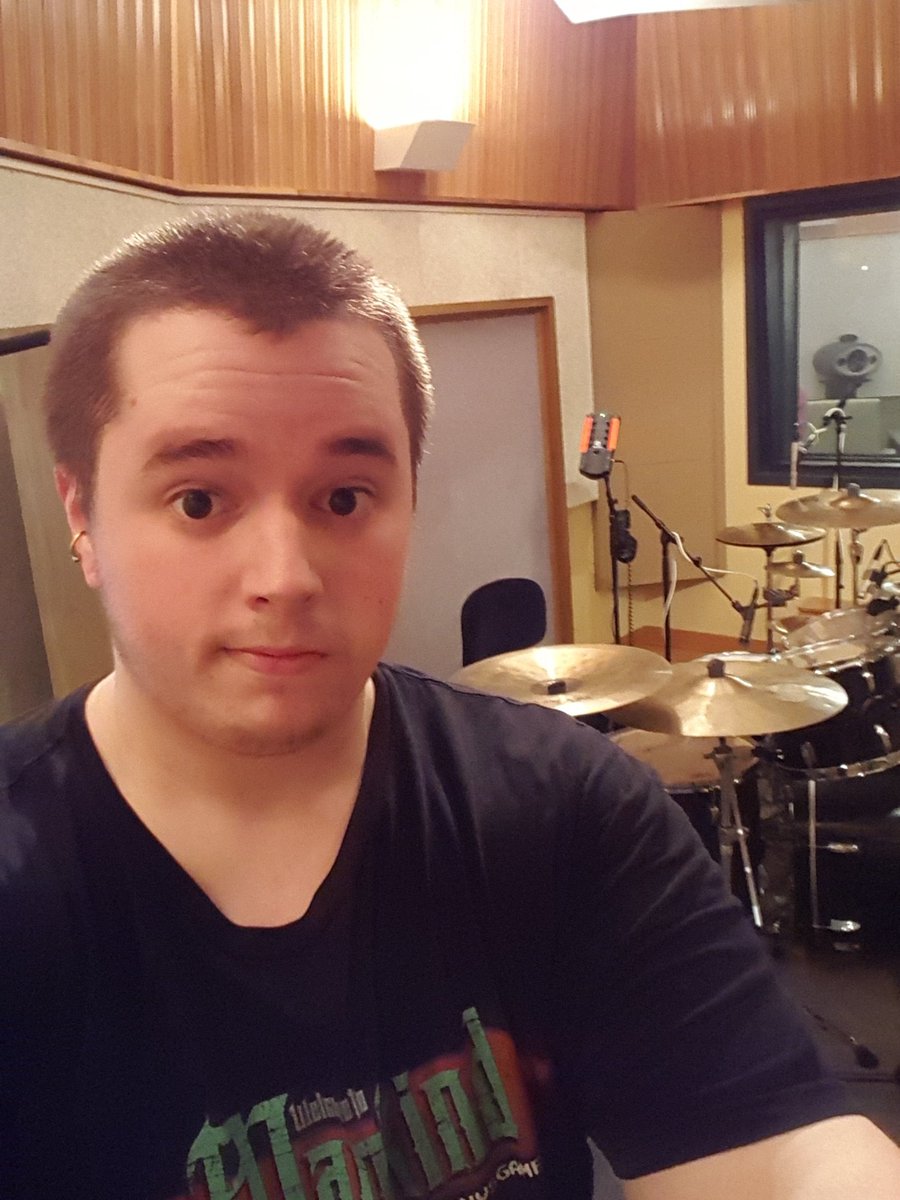 FractalAura's tweet photo. Reppin @MANvsGAME in the studio. Fun times for @Mapmakerband https://t.co/wrAZfZxbEs
