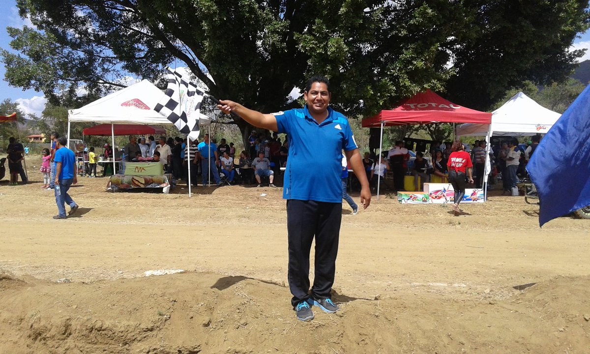 adolfosanchezl2's tweet photo. Dando el banderazo de salida del OFF ROAD en la pista de arrazola #Mole Juquilita https://t.co/LmODpVR5eM