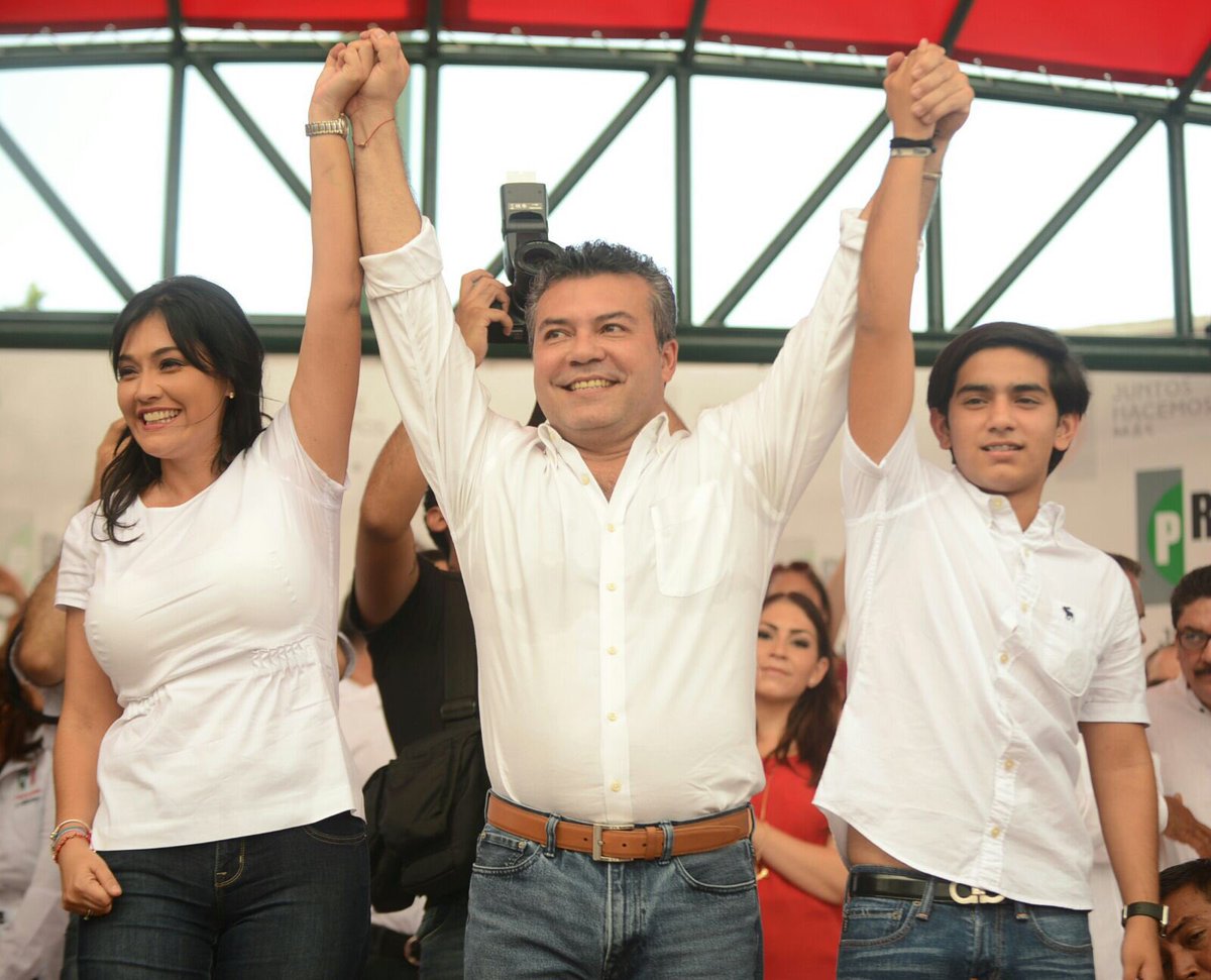 CinthyaOsorioG's tweet photo. Acompañando a mi esposo @MauricioGongora en su registro ante el @PRI_QROO como pre candidato al gobierno de QRoo. https://t.co/TkN99LqjN0