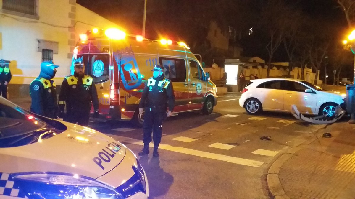 EmergenciasMad's tweet photo. Son trasladadas por @SAMUR_PC al Hosp.La Paz y al Gregorio Marañón. Se trata de un Varón de 76 aňos y su mujer de 70 https://t.co/Cebm6SUPLp