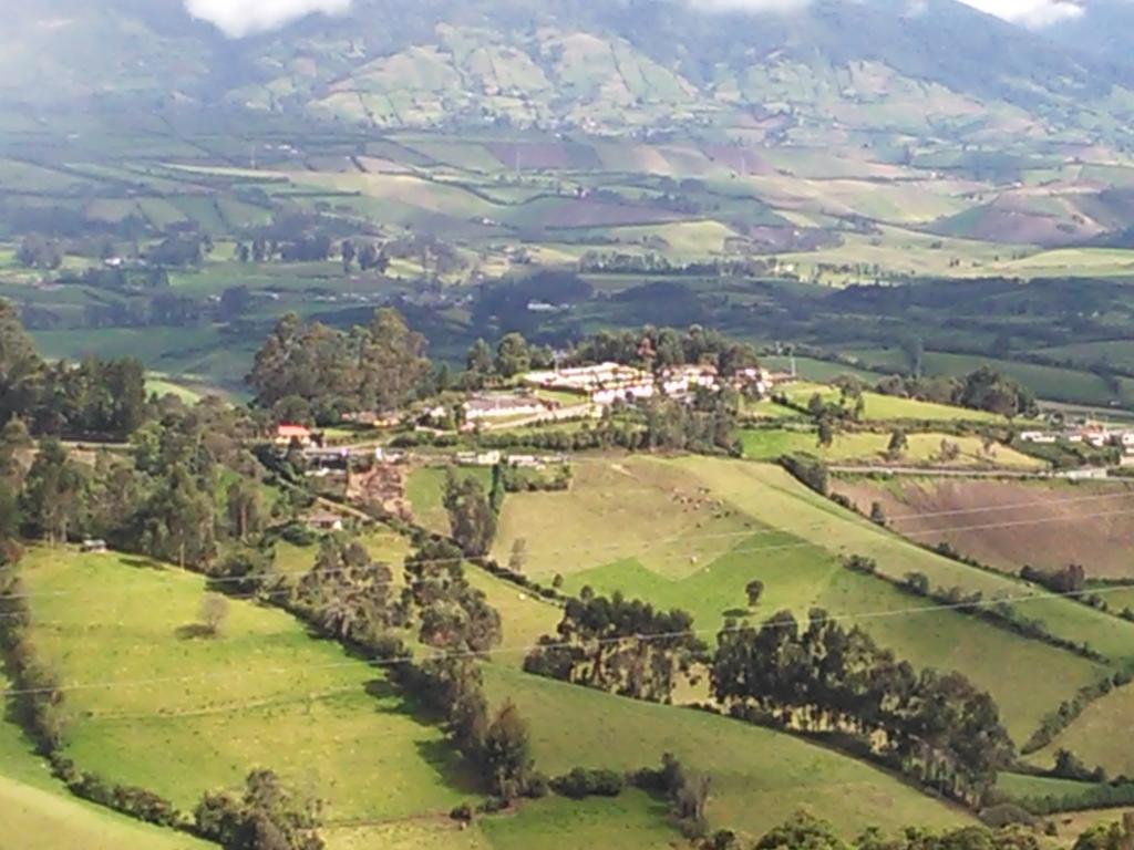 c_paspuel's tweet photo. Jesucristo Redentor en la Parroquia Fernández Salvador, en Radio Frontera, Pioter y panorámica de Huaca... https://t.co/CR9B6heWAh